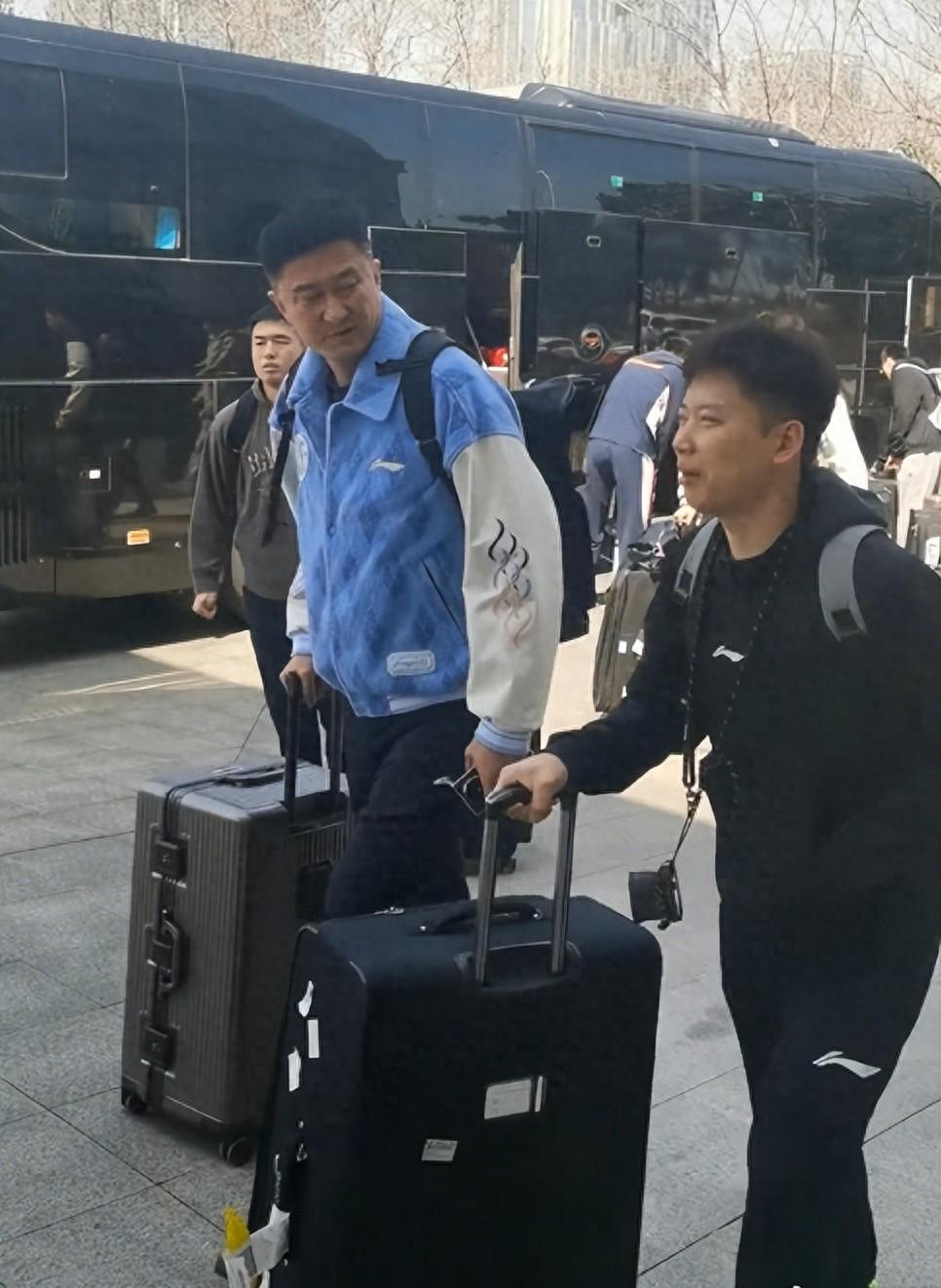 8868体育-难逃两连败？广东队出征青岛人人愁容满面，粤蜜喷：作妖就该惩罚
